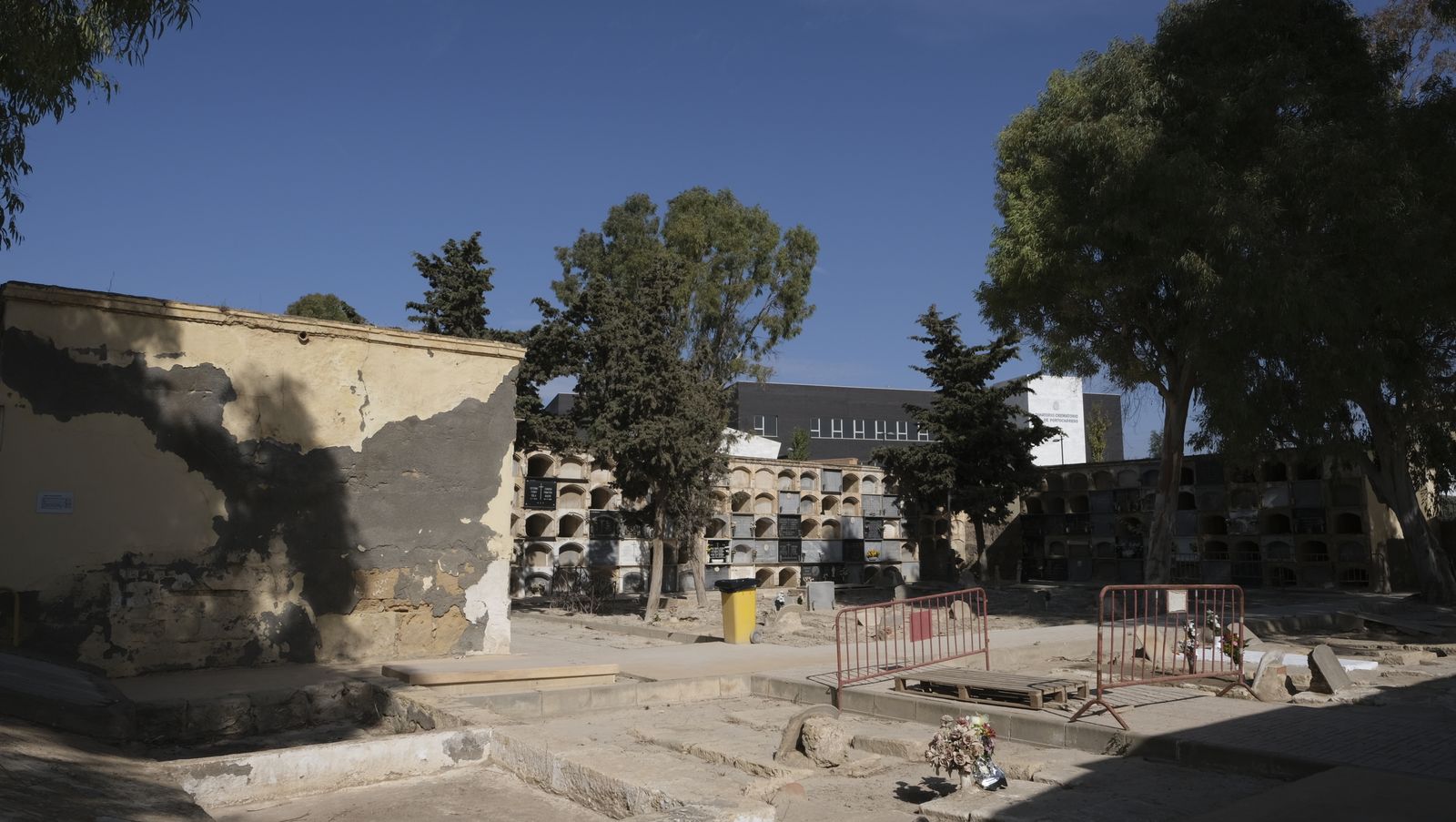 Imágenes del Día de Todos los Santos en el Cementerio de San José de Almería