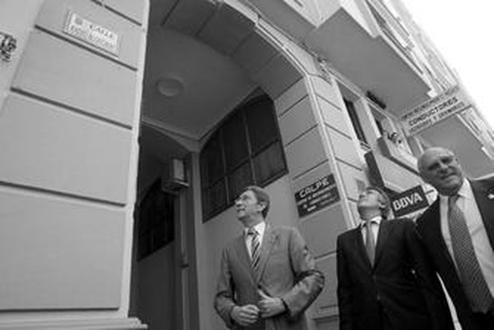 El alcalde descubre la placa conmemorativa de la emisora algecireña junto a los directivos de la misma, ayer en la Calle Real.