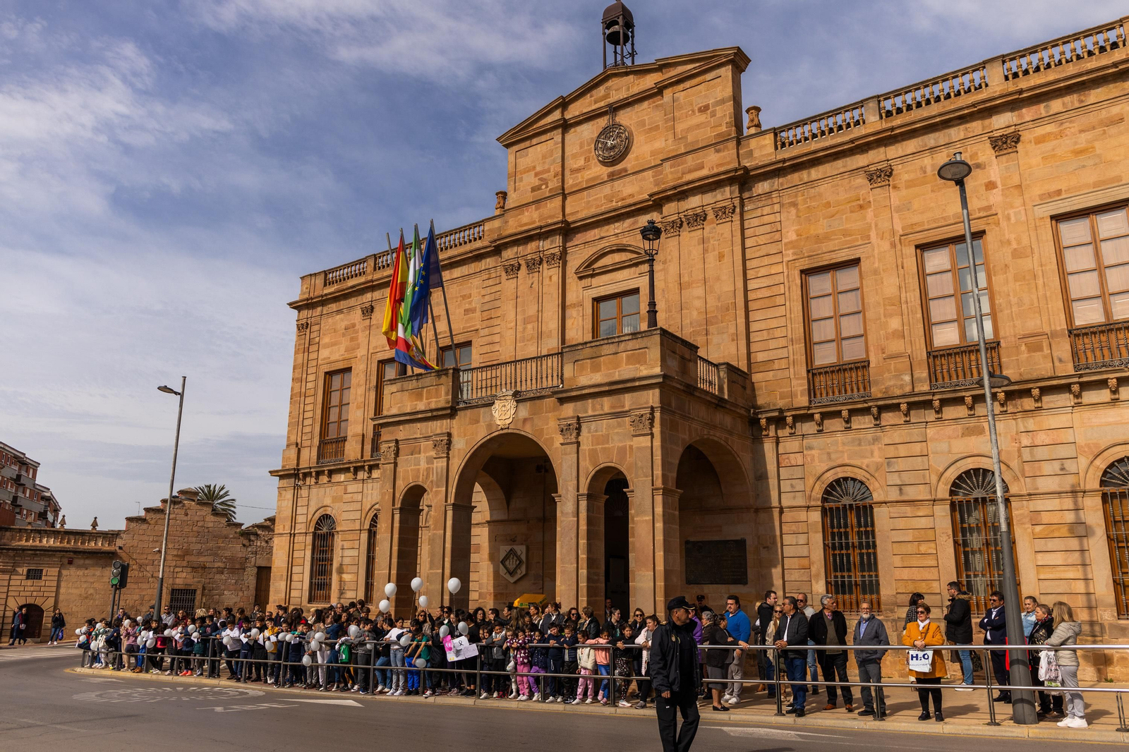 Decenas de linarenses guardan un minuto de silencio por la niña fallecida a causa del incendio en los Arrayanes.
