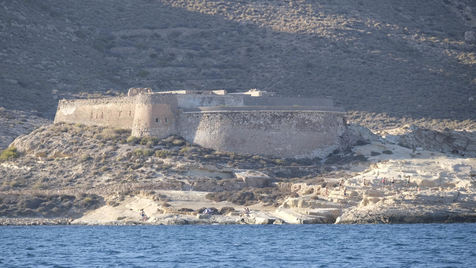 Una jornada con el servicio marítimo de la Policía Local de Níjar, en imágenes