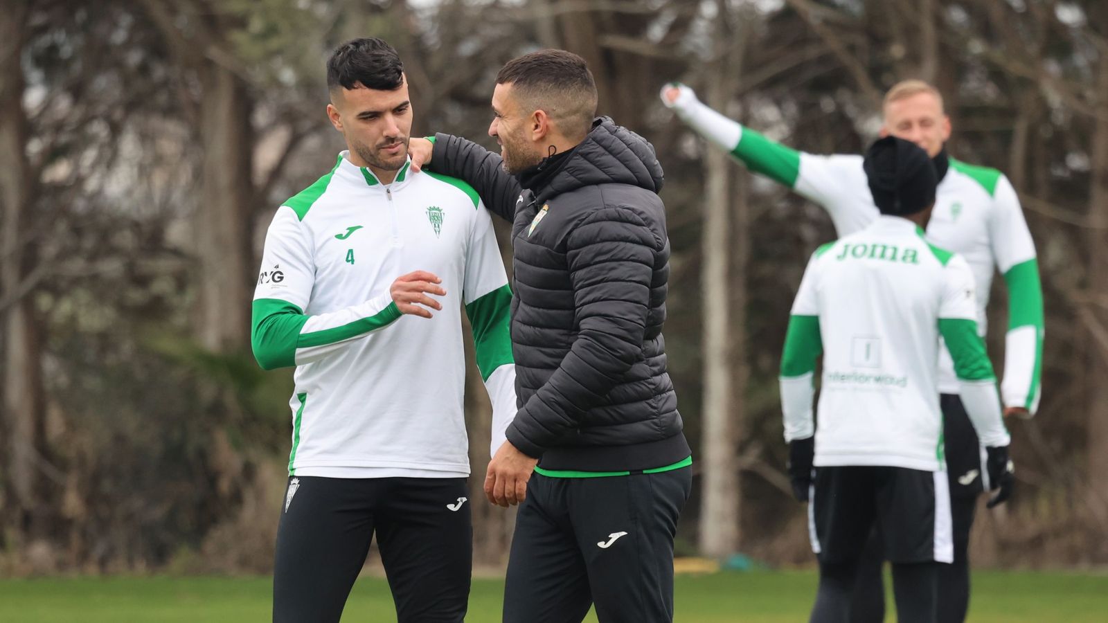 Álex Martín saluda al preparador físico del Córdoba CF en el entrenamiento de este miércoles.