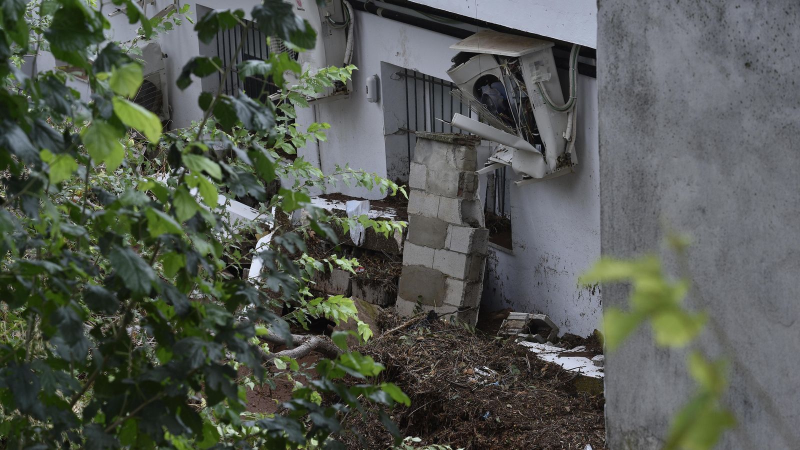Otro muro derrumbado por la fuerza del agua.
