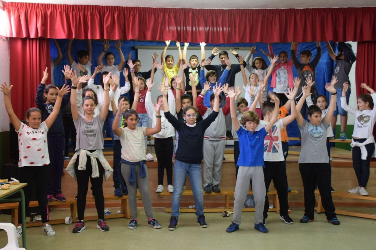 Alumos del CEIP Vicente Tofiño, durante uno de los ensayos para Cantania 2017.
