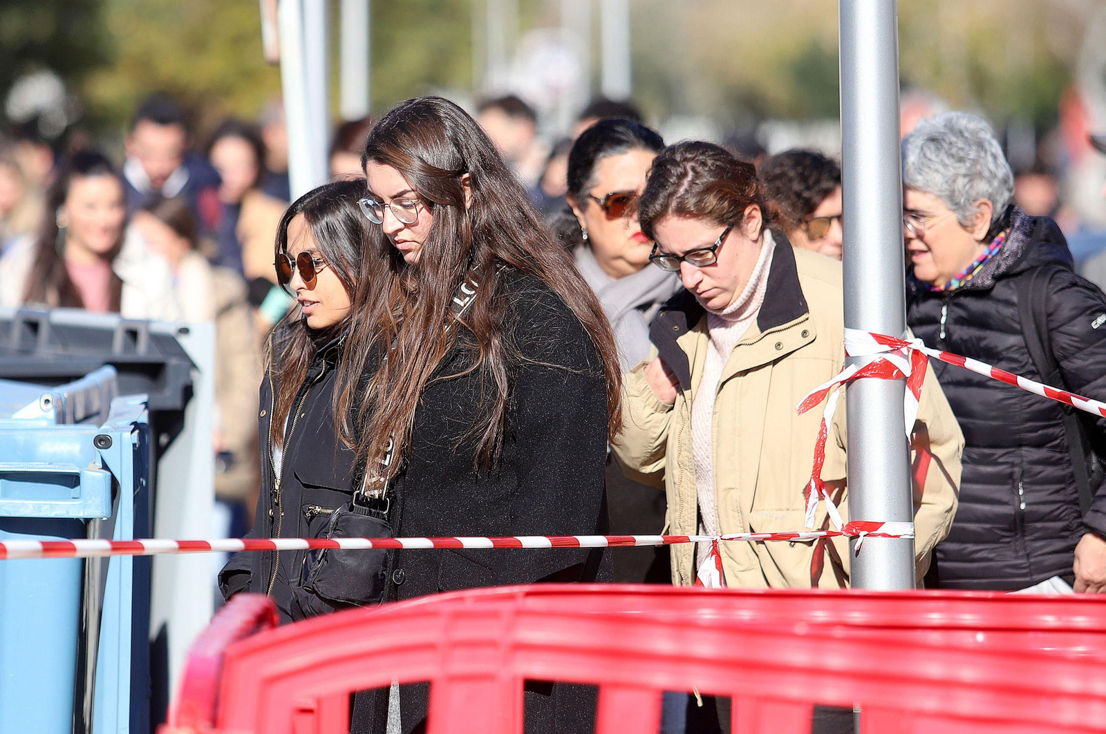 Imágenes del minuto de silencio guardado en la Universidad de Huelva en memoria de los estudiantes fallecidos en el incendio
