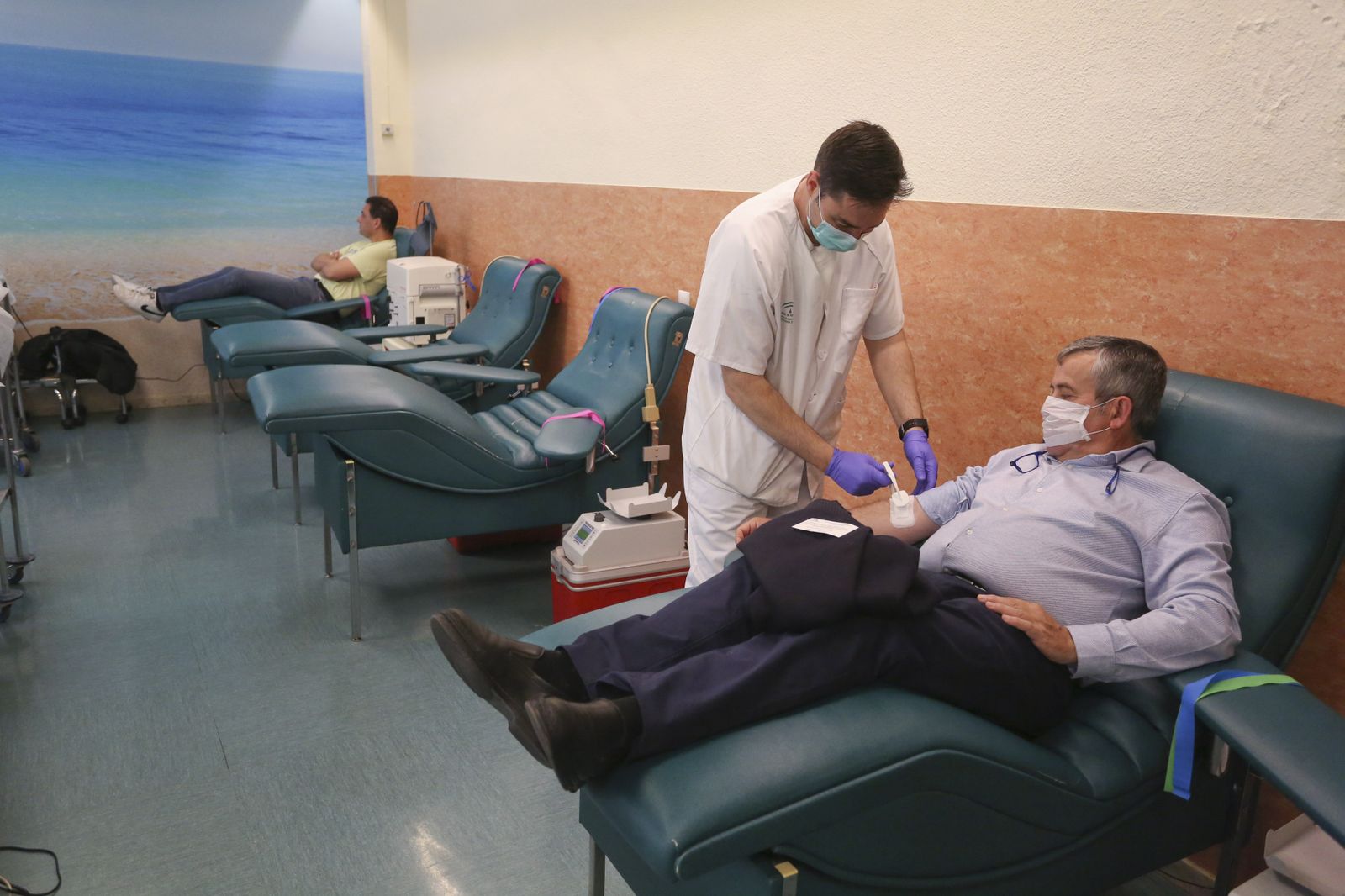 Salir a donar sangre en la Málaga del coronavirus, en fotos
