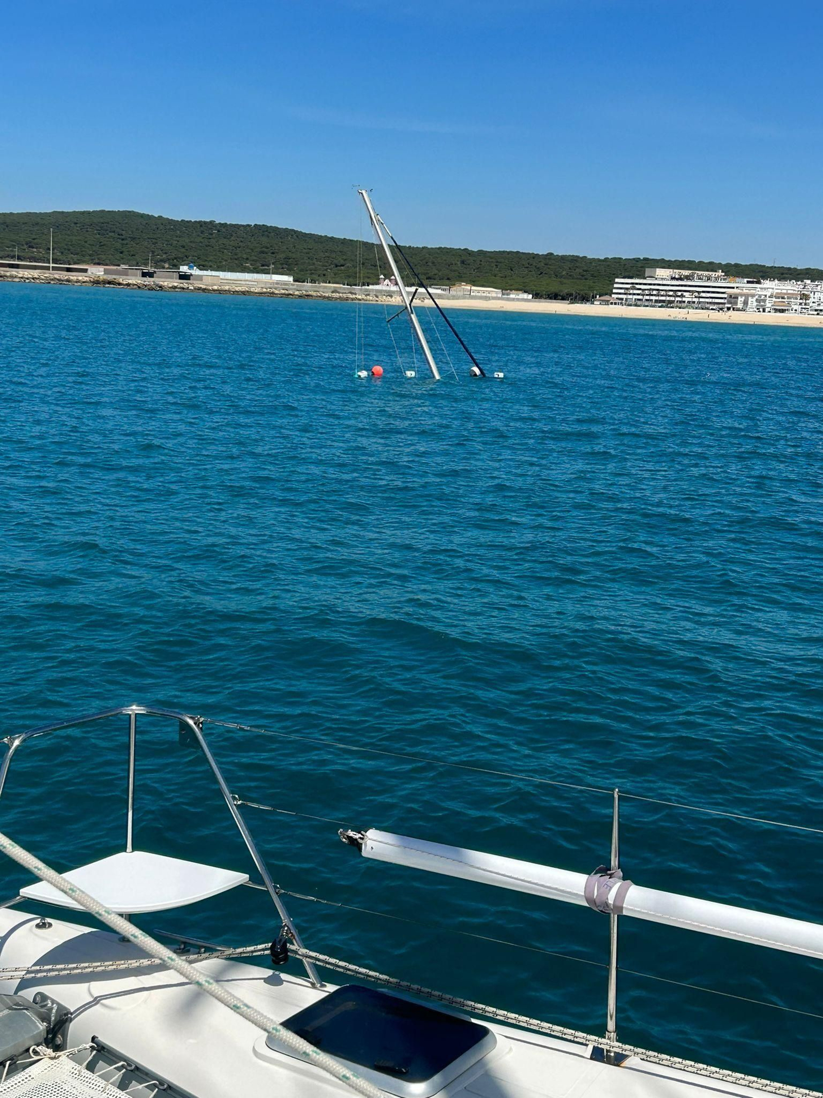 Velero hundido por el ataque de orcas.