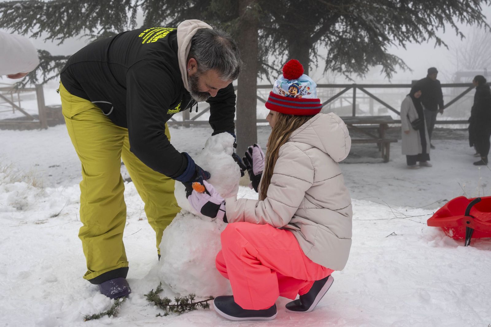 Las imágenes de la nieve y los juegos en familia en Calar Alto