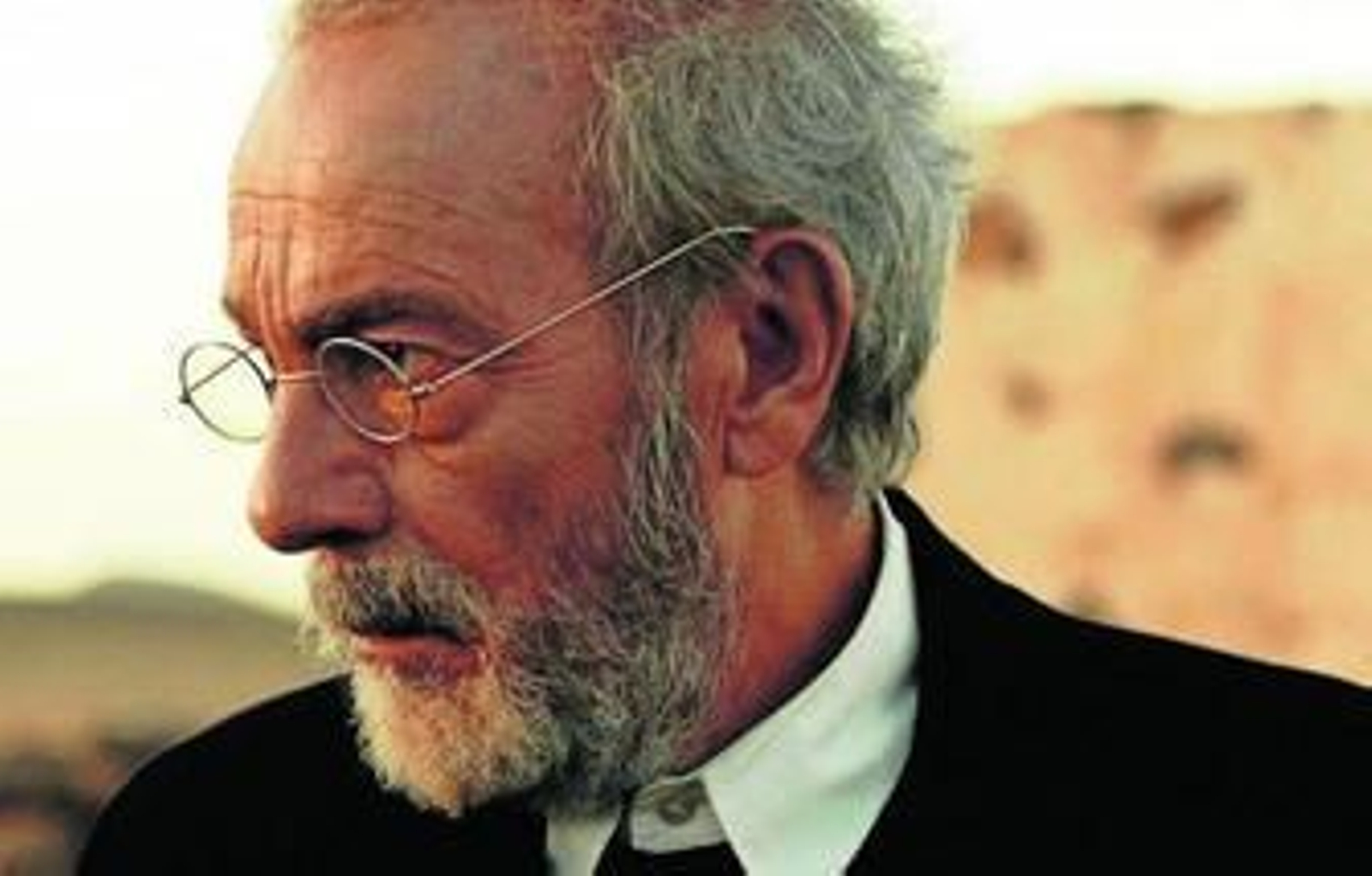 José Luis Gómez, caracterizado como Unamuno en una de las escenas de 'La isla del viento'.