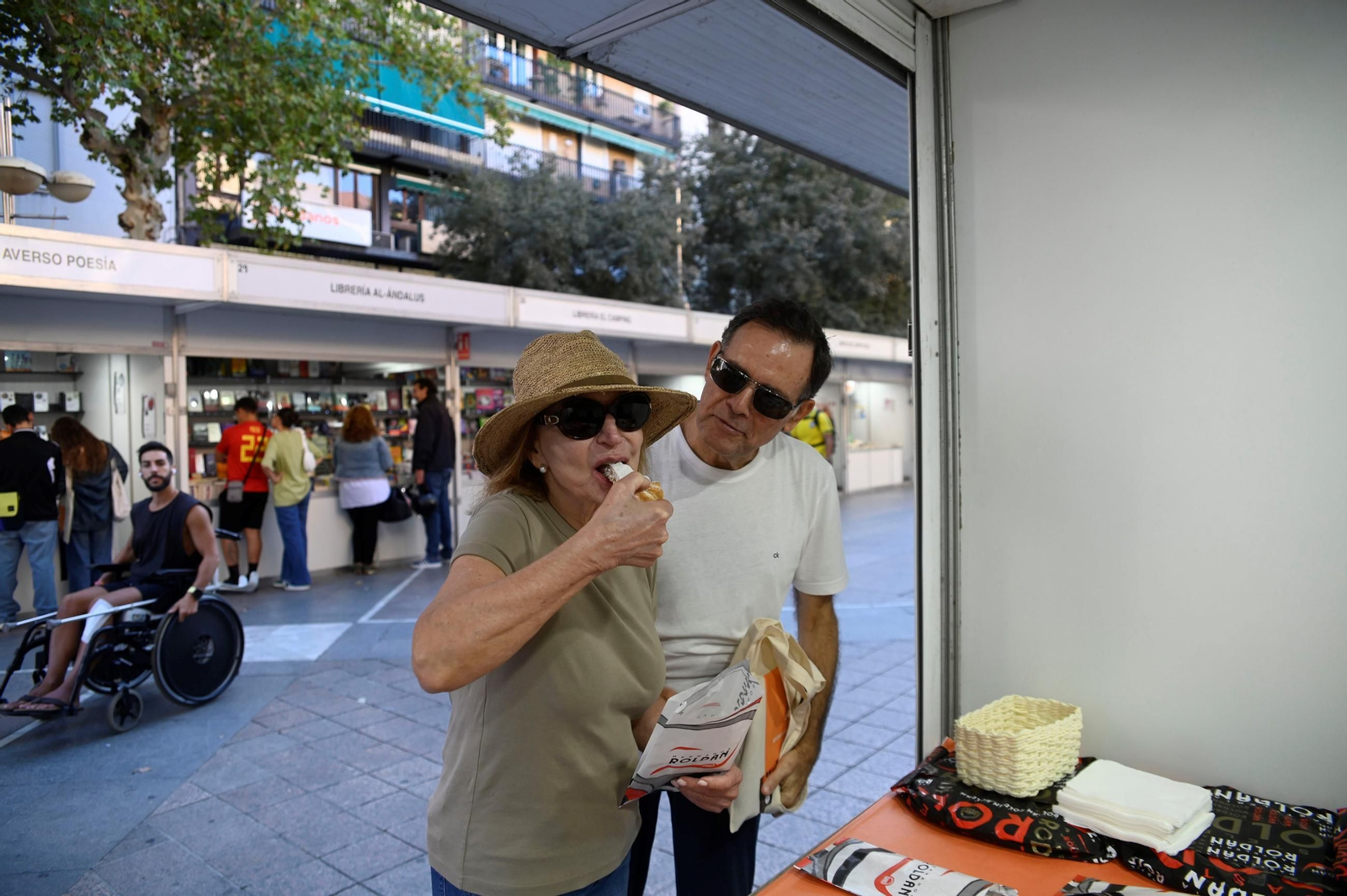 Las mejores imágenes del reparto de pastel cordobés en la Feria del Libro por el día de San rafael