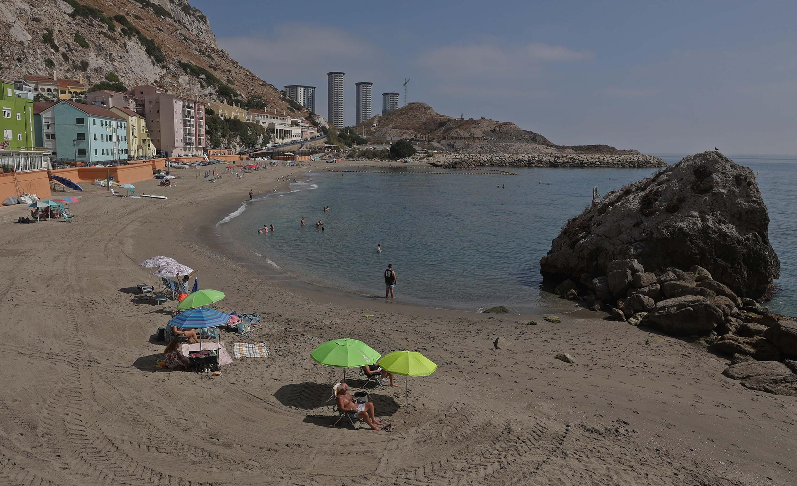 Catalan Bay, con la montaña de escombros y las torres Hassan al fondo.