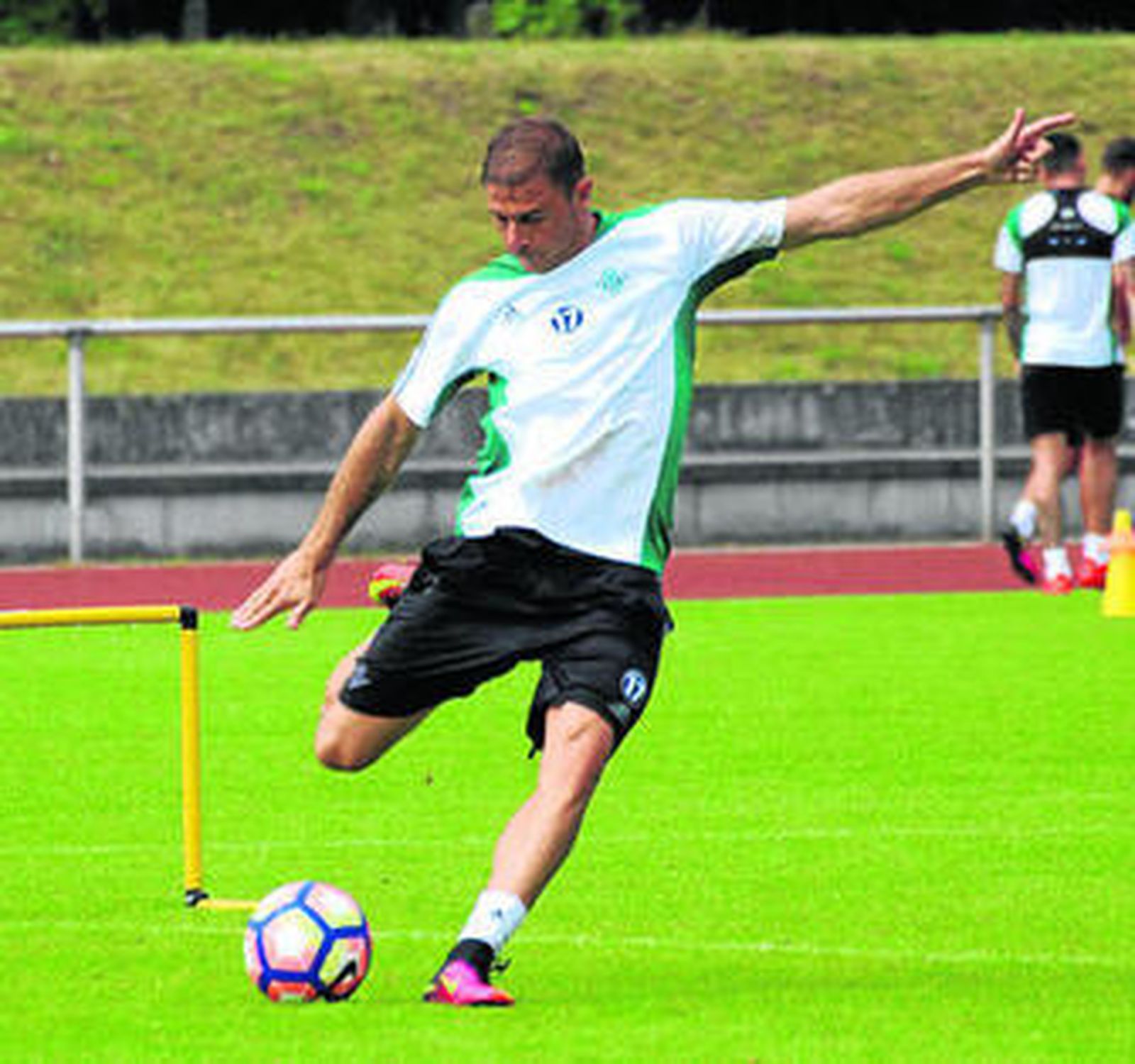Joaquín golpea el balón en un entrenamiento en Alemania.