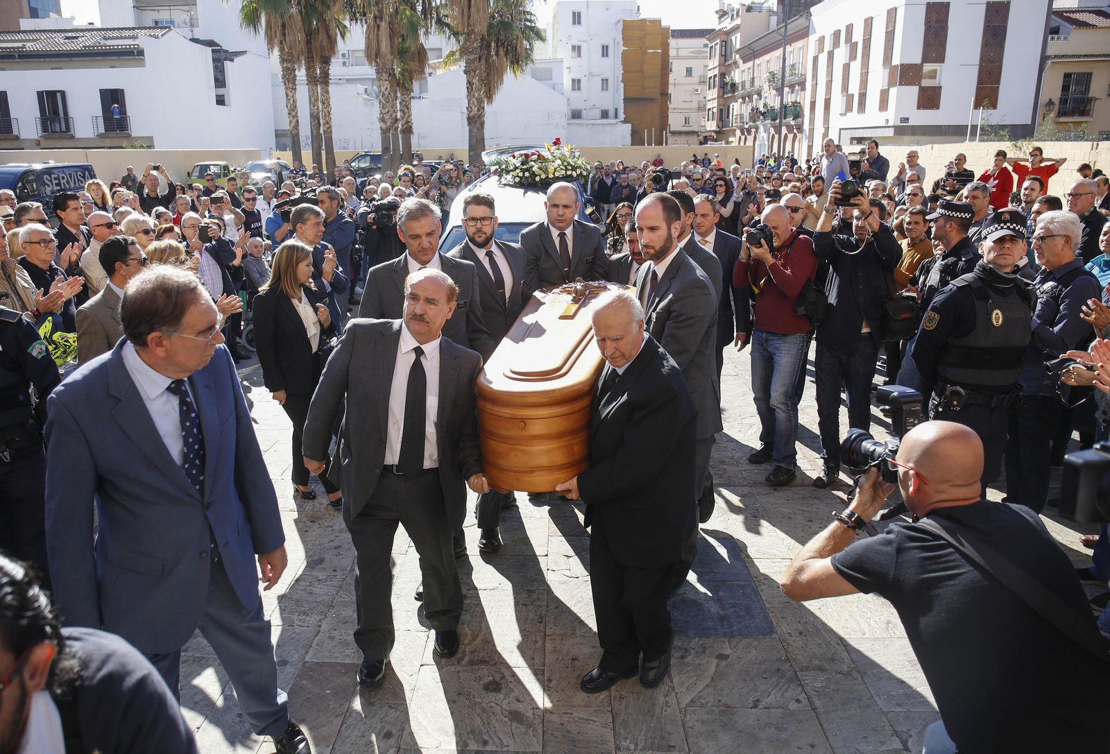 Políticos, vecinos y amigos, en la misa esta mañana en la iglesia de San Pablo.