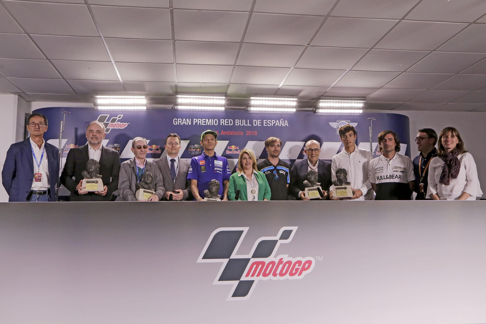 Los galardonados posan con sus premios y accésits junto a representantes municipales ayer en la sala de conferencias del circuito.