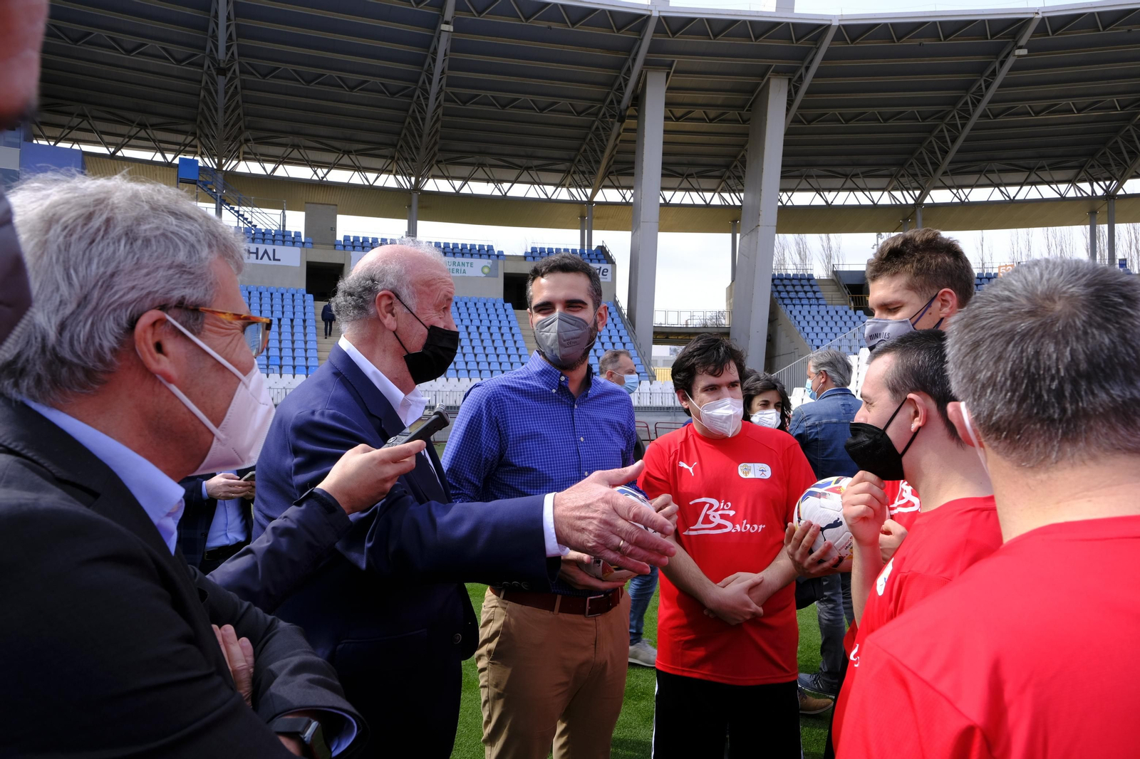Fotogalería de la visita de Vicente del Bosque al equipo Genuine de la Fundación U.D. Almería