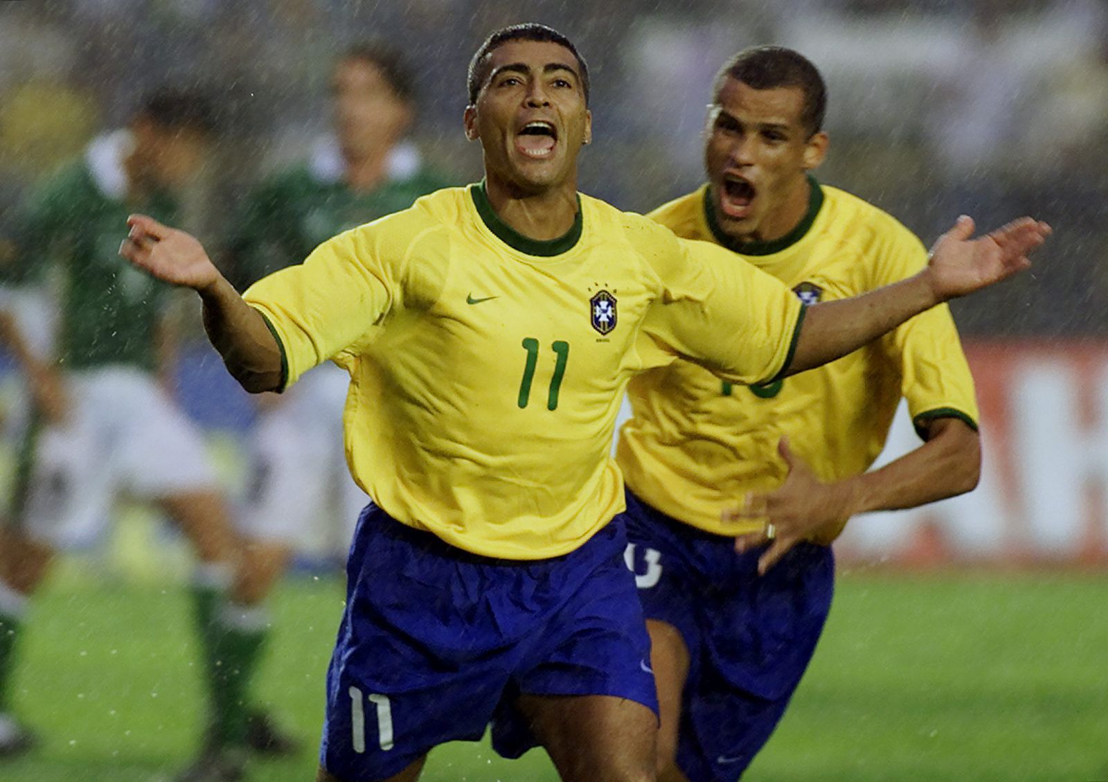 Romario celebra un gol con Brasil seguido de Rivaldo.