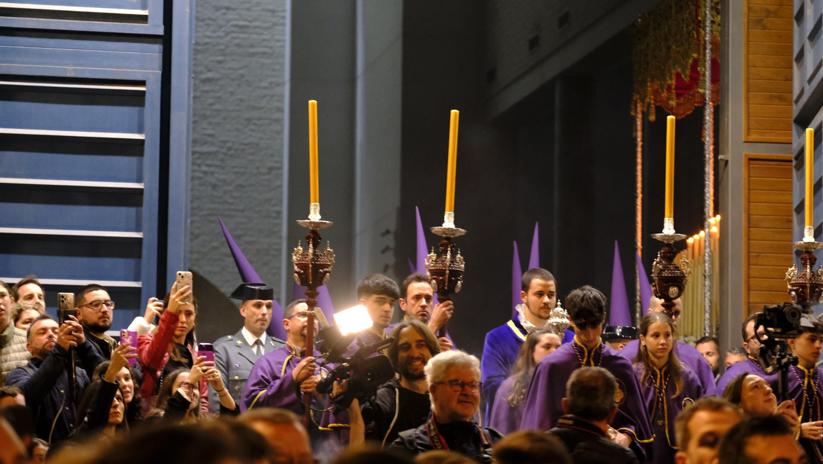 Pasión vuelve a su Iglesia de Santa Teresa azotada por la lluvia