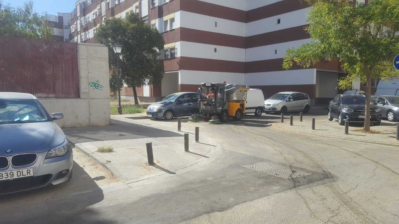 Lipasam en el entorno del colegio Manuel Canela, en la barriada de La Oliva.