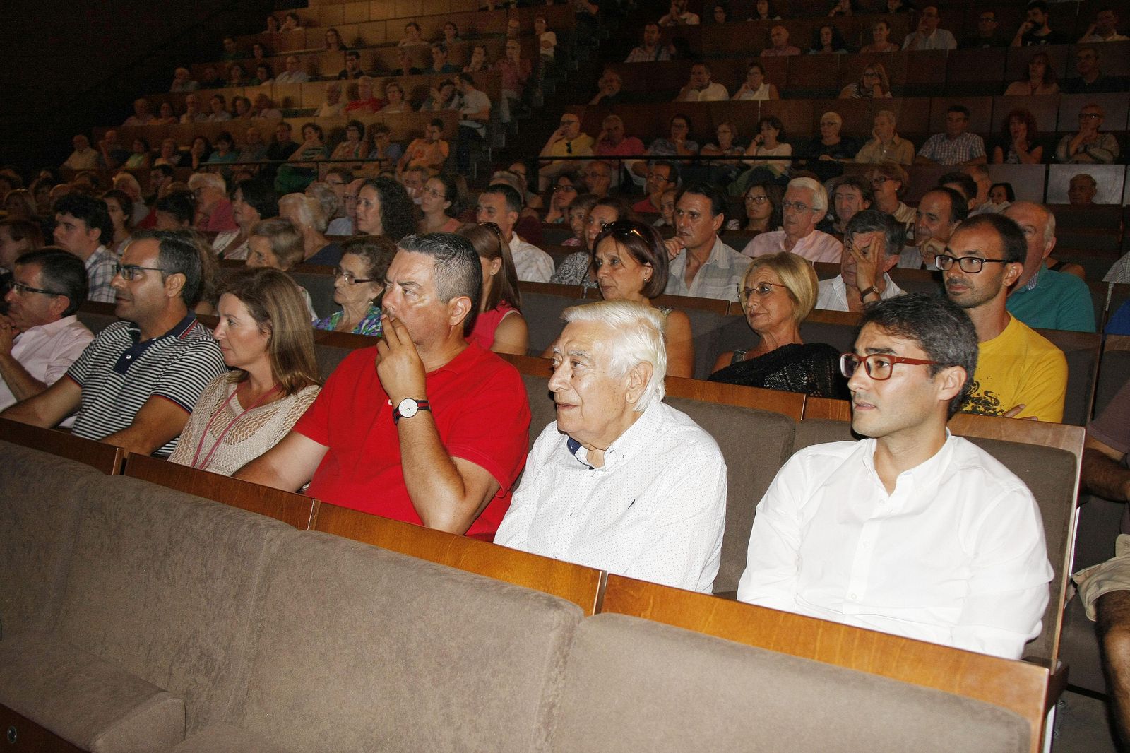 El ex alcalde Rafael Gómez Ojeda, junto al director de Memoria Democrática, Javier Giráldez, en el estreno del documental.