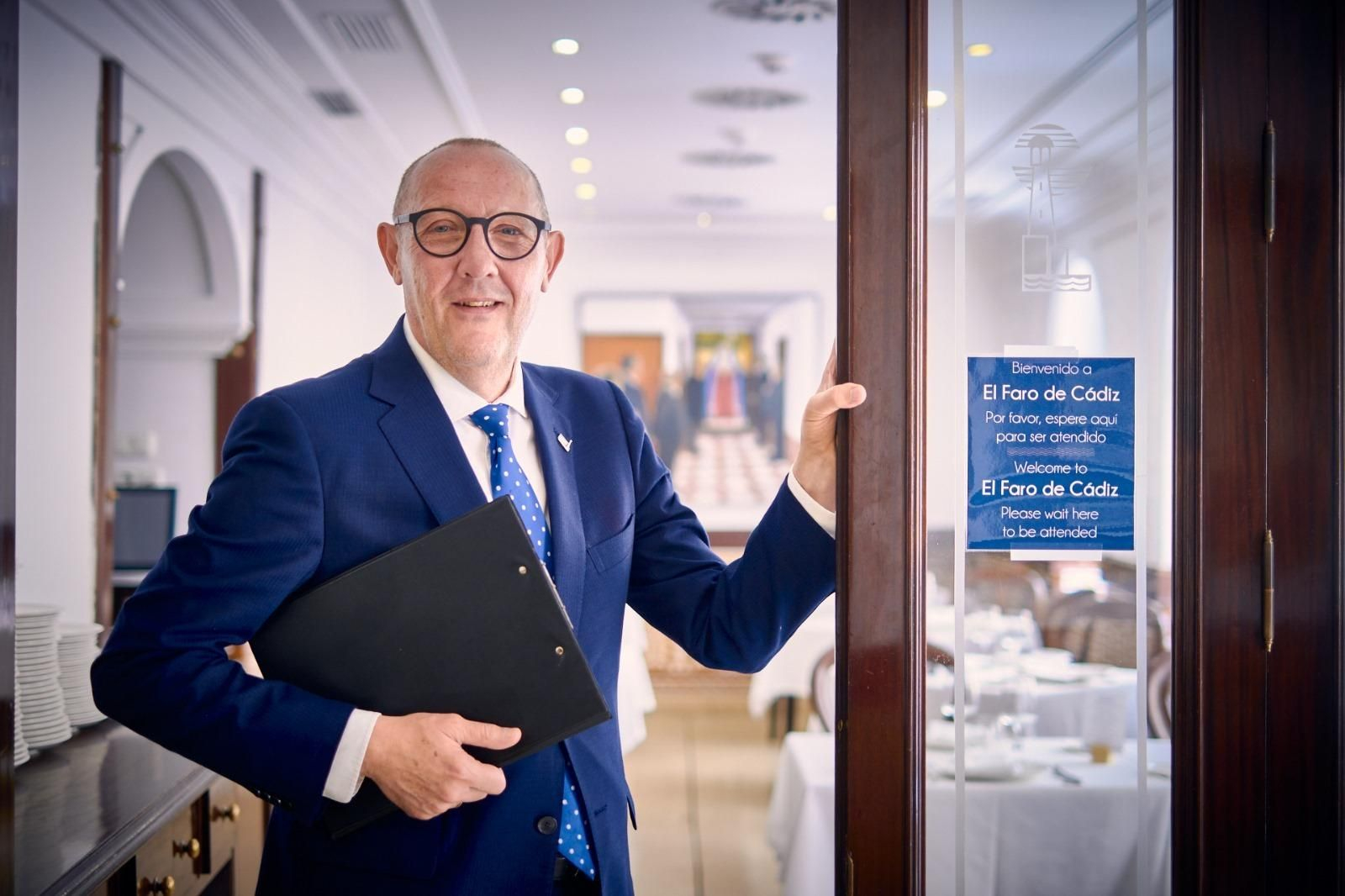 José Manuel Cantero, en el interior de el restaurante El Faro de Cádiz.