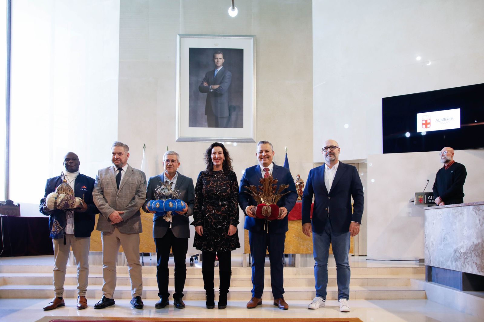 Imágenes de la entrega de las coronas a los emisarios de sus Majestades los Reyes Magos de Oriente