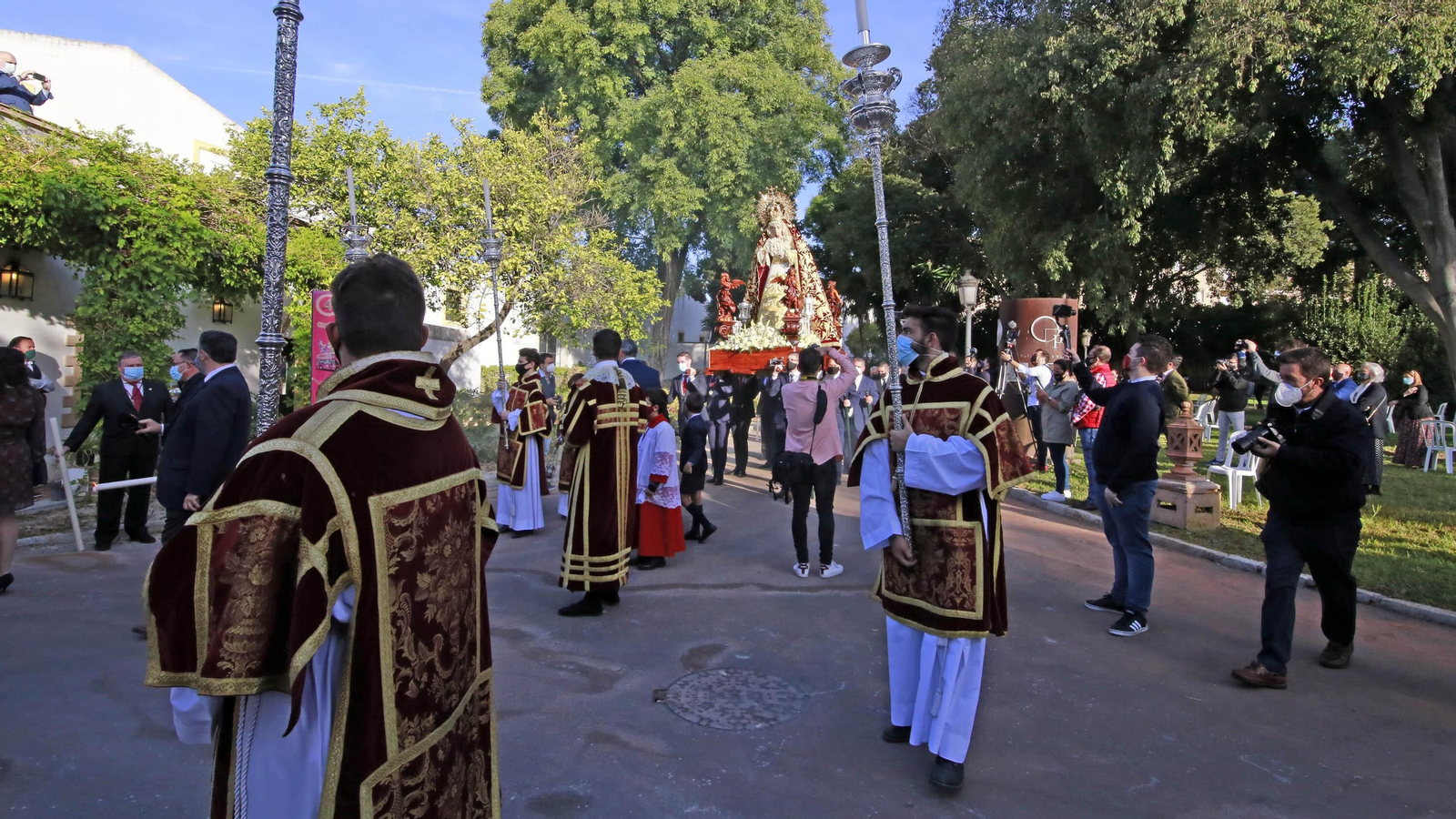 Imágenes del rosario de la Aurora de la Candelaria por los jardines de la Atalaya