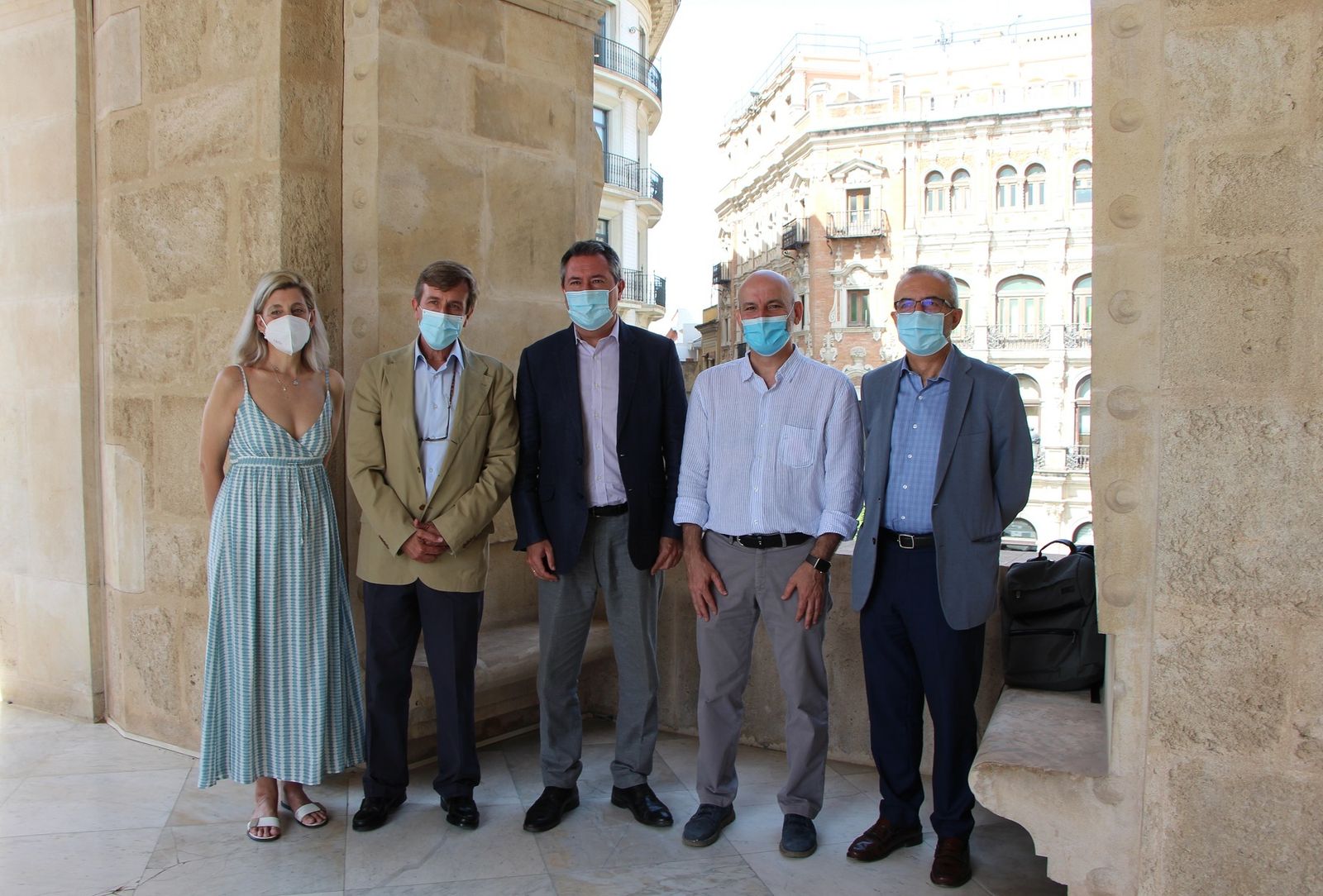 El alcalde junto a los doctores Javier García-Samaniego y Manuel Romero Gómez y la presidenta de Eva Pérez Bech, presidenta de la Federación Nacional de Trasplantados Hepáticos, Eva Pérez, y el delegado de Bienestar Social, Juan Manuel Flores.