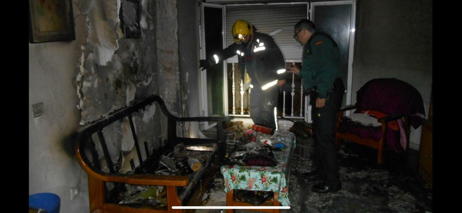 Bomberos inspeccionando una de las viviendas.