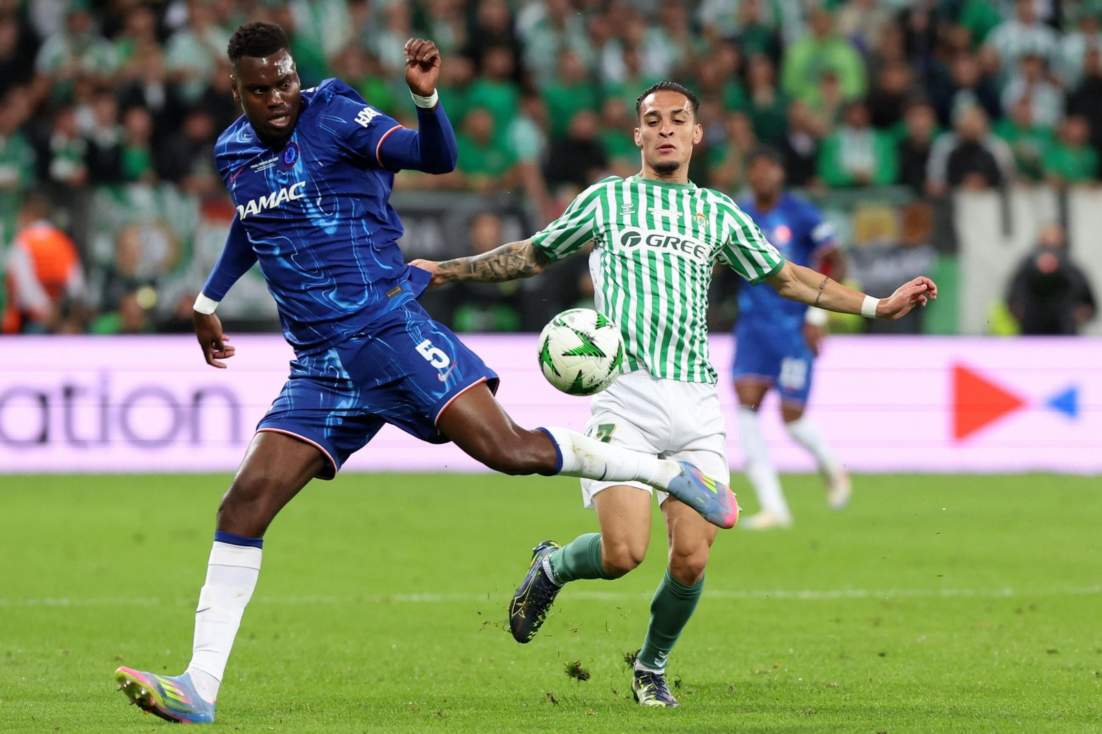 Antony, en un lance de la final de la Conference.