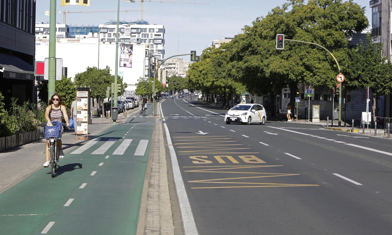 La Carretera de Carmona con su sentido único para el tráfico general y su carril bici.