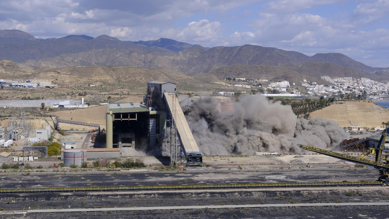 La voladura-demolición de la central térmica de Endesa en Carboneras, en imágenes