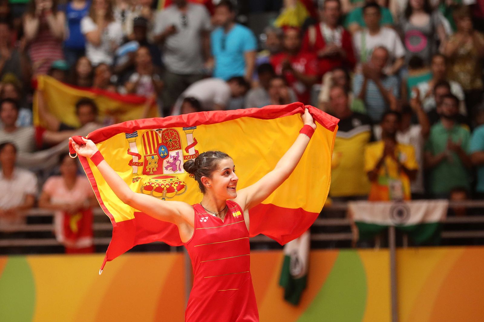 Carolina Marín festeja con una bandera de España el oro logrado en Río 2016.