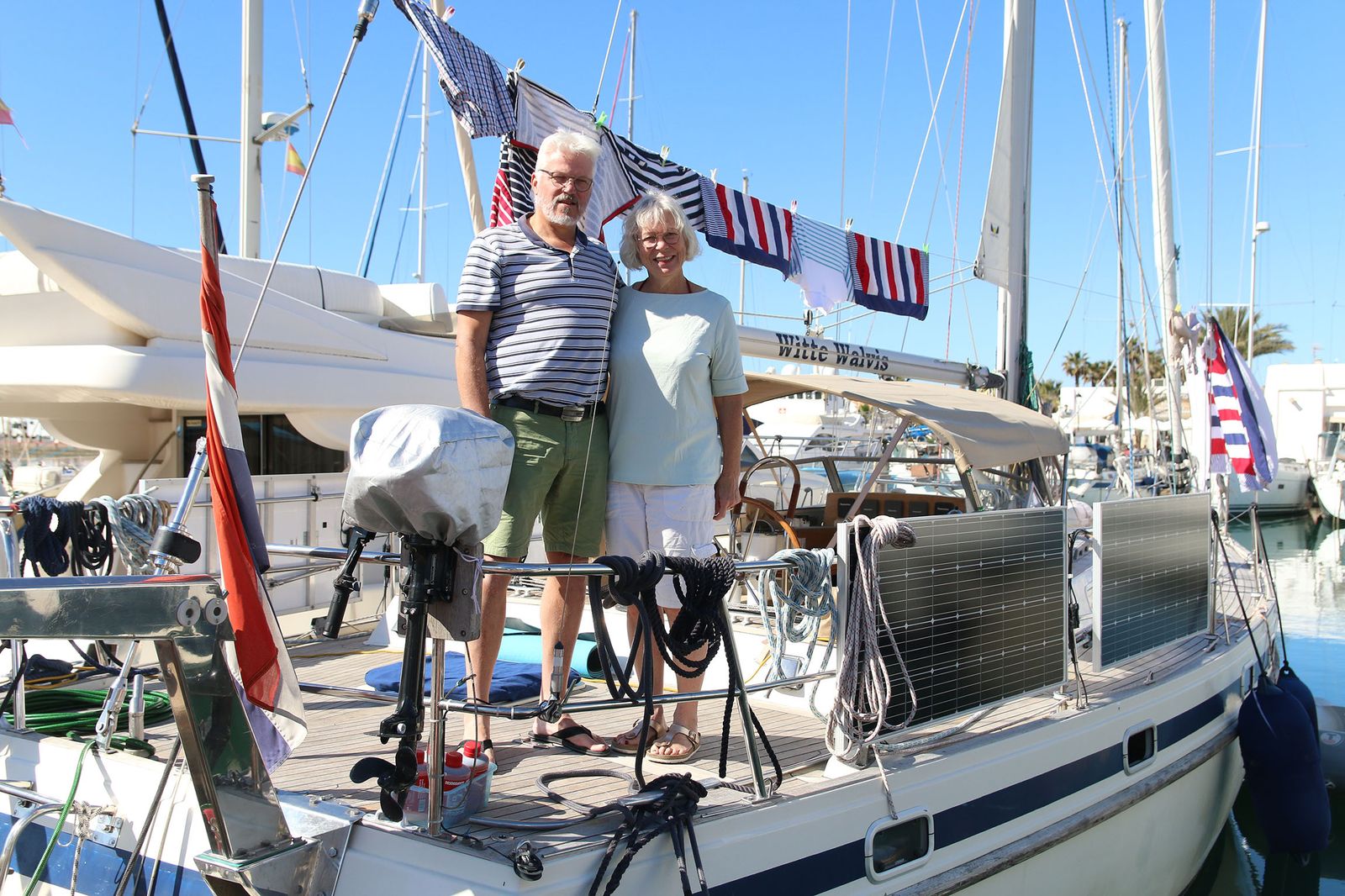 Aventura a toda vela: un matrimonio holandés arriba en el puerto de Almerimar tras tres años viajando en barco por el mundo
