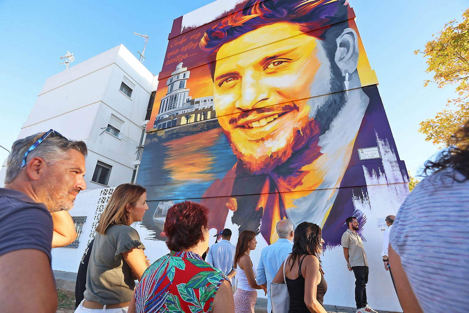 Imágenes de la inauguración del mural homenaje a Manuel Carrasco en Isla Cristina