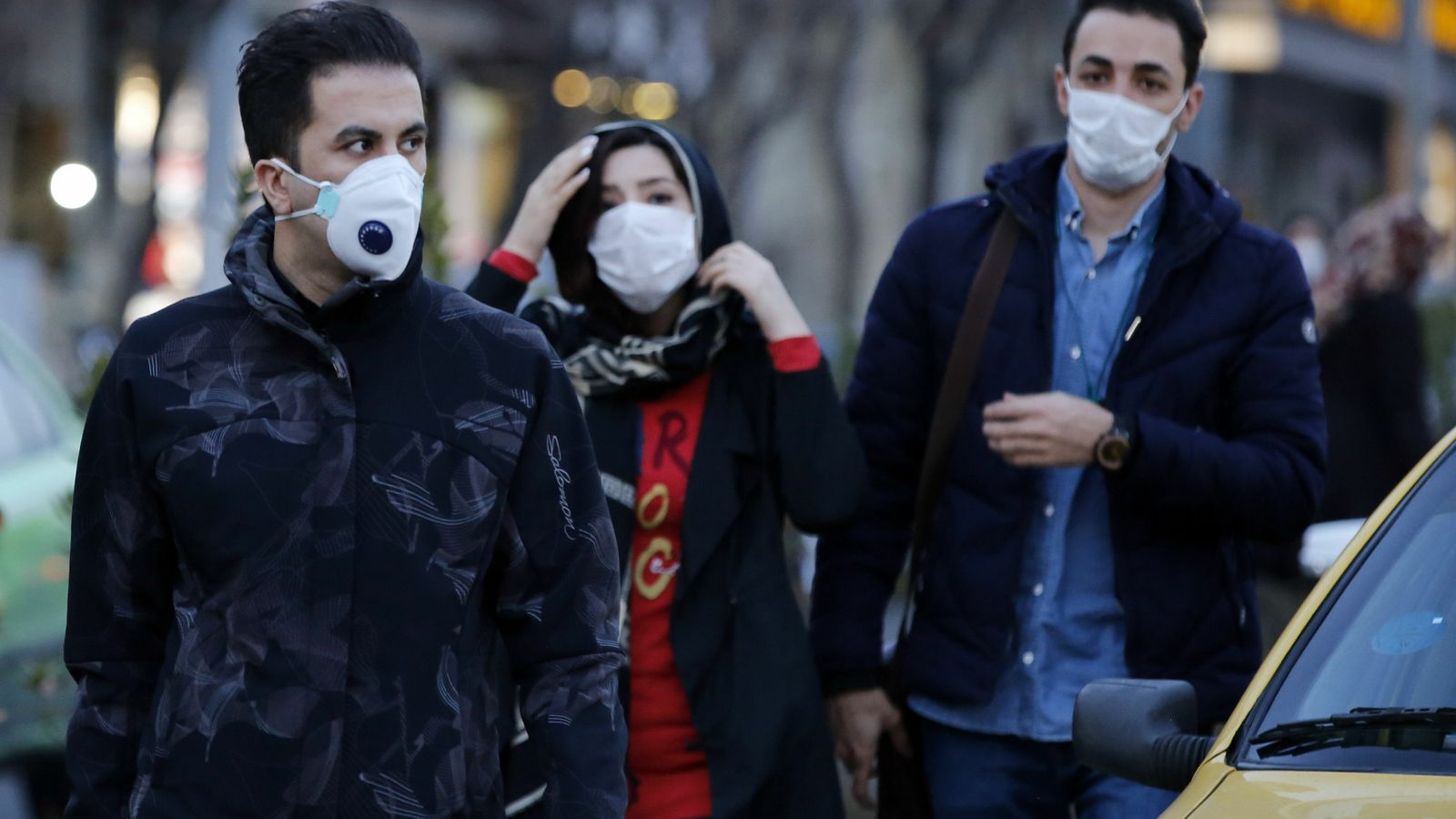 Ciudadanos con mascarillas en Irán.