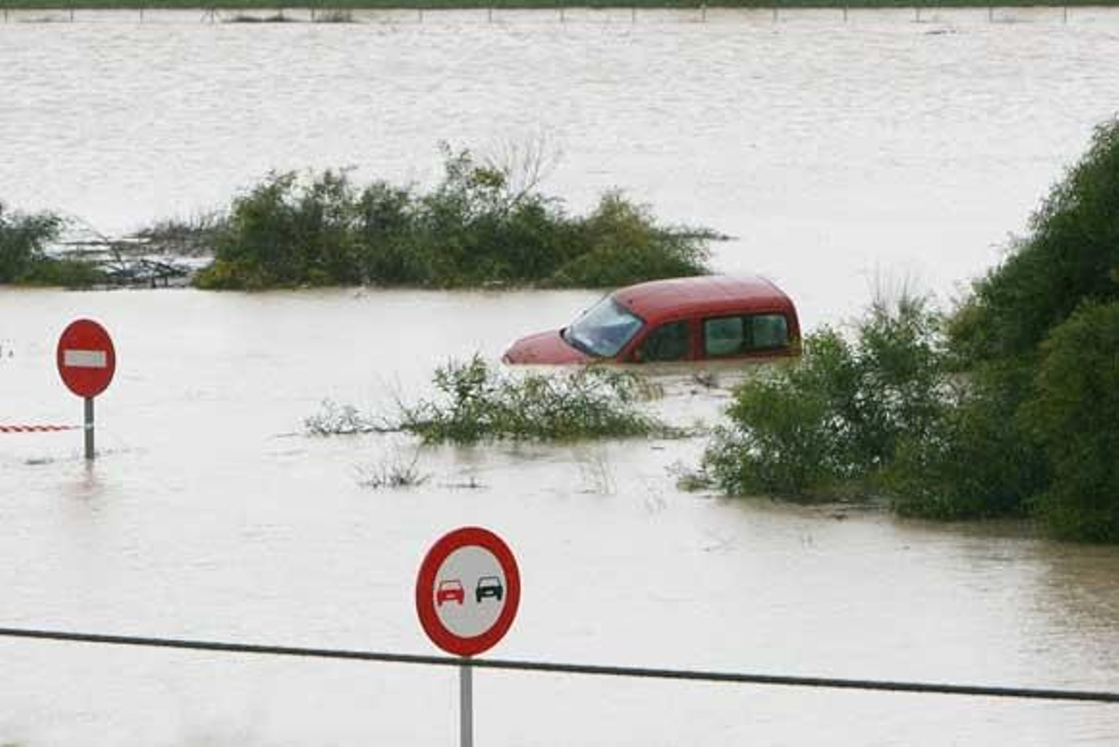 La intensa lluvia caída durante el fin de semana obligó a cortar el tráfico de acceso a Chiclana. En San Fernando, el agua alcanzó el metro de altura en la Venta de Vargas.

Foto: Sonia Ramos-Elias Pimentel