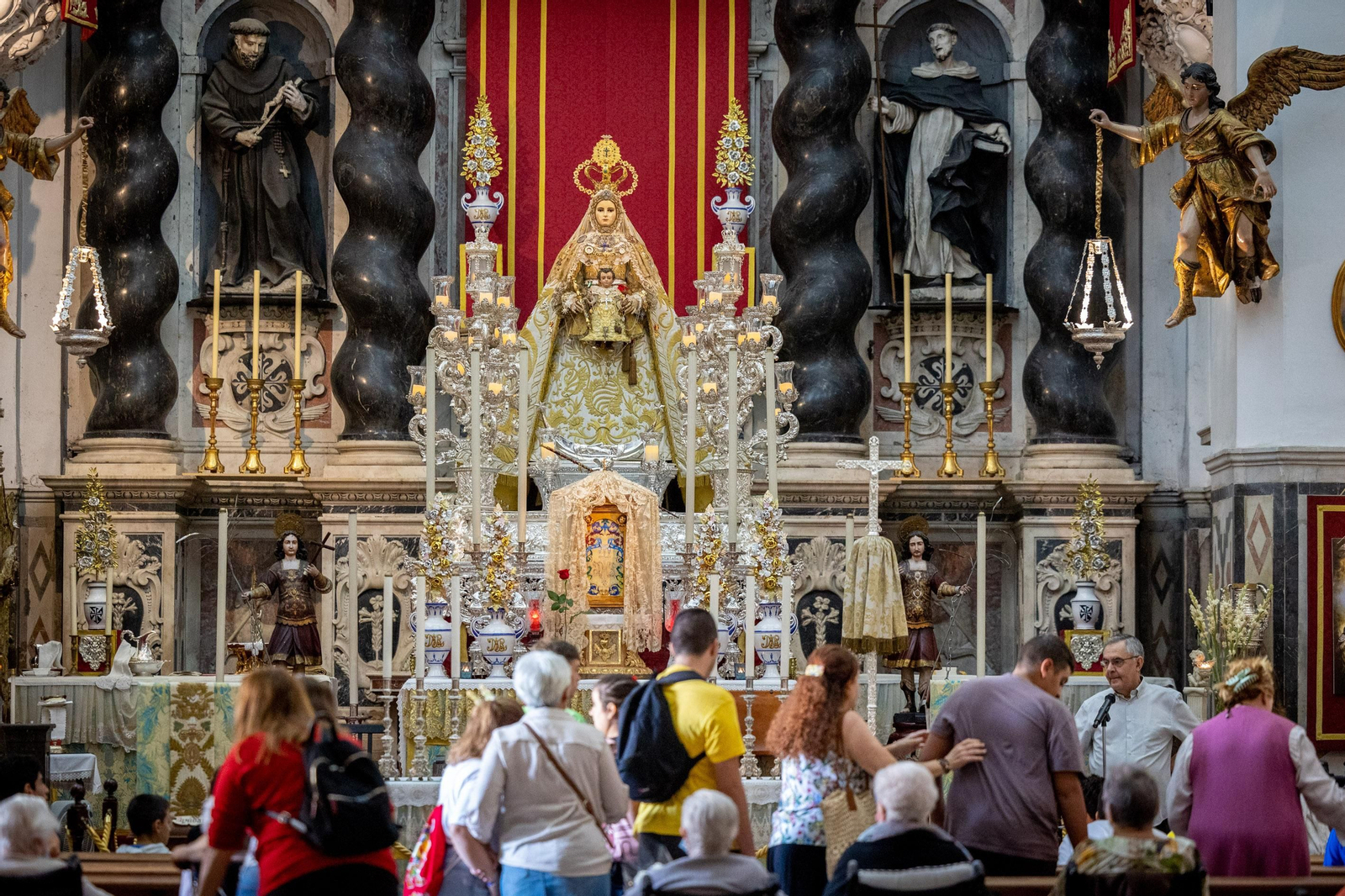 Los niños entregan los tradicionales nardos a la Patrona