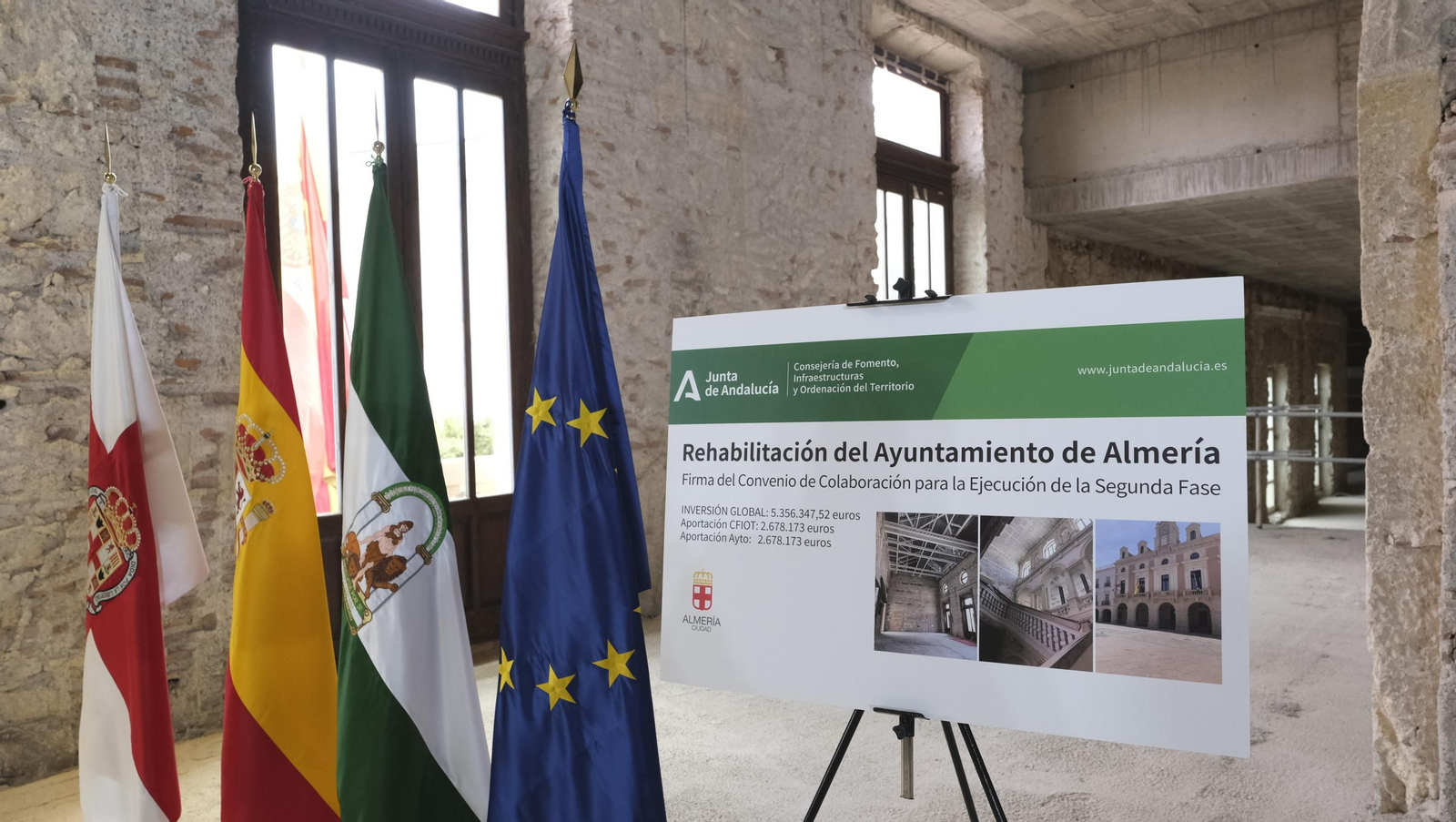 Fotogalería de la visita de Juanma Moreno a las obras del Ayuntamiento de Almería.