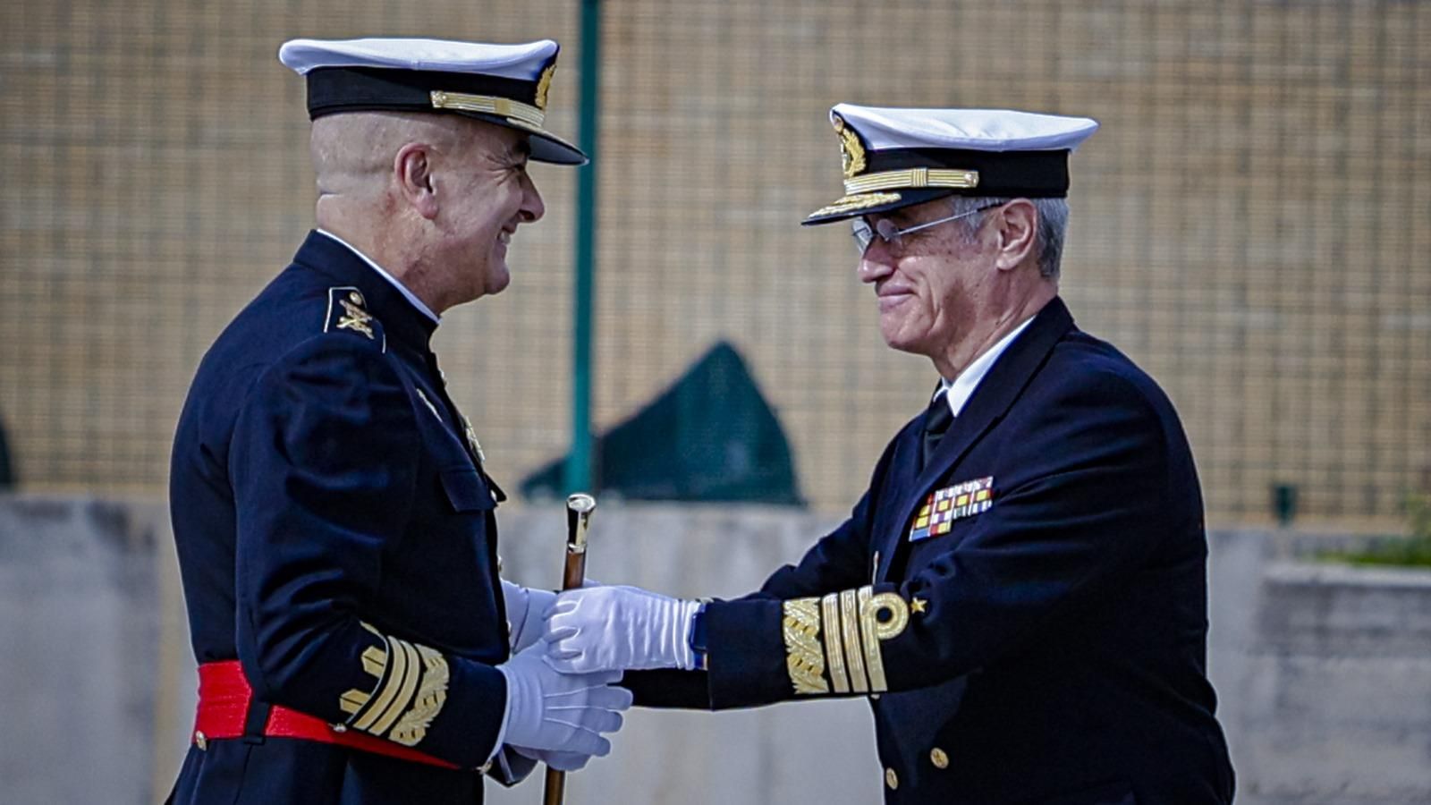 El nuevo COMGEIM recibe su bastón de mando.