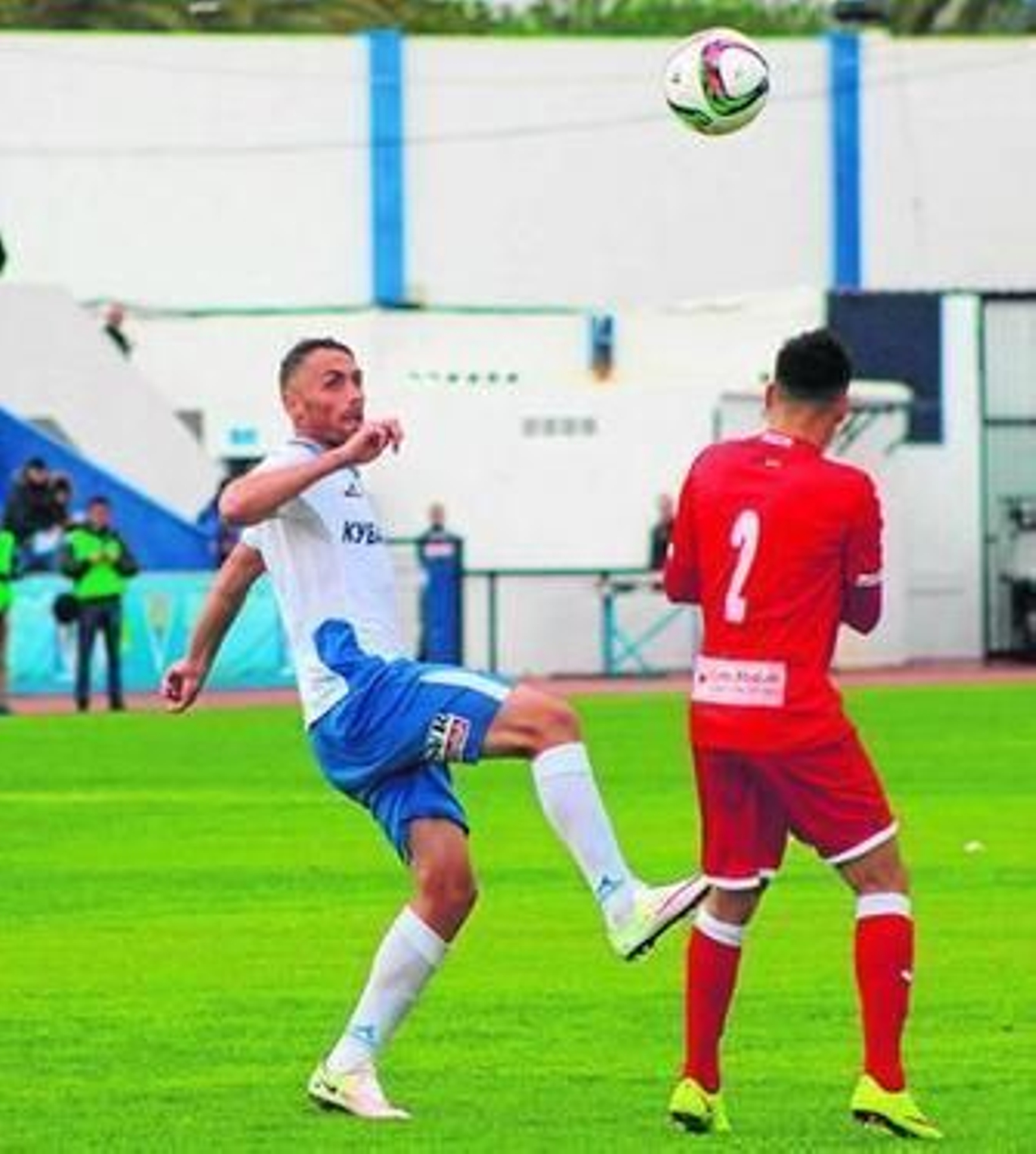Juanfri mira la pelota en un partido con el Marbella.