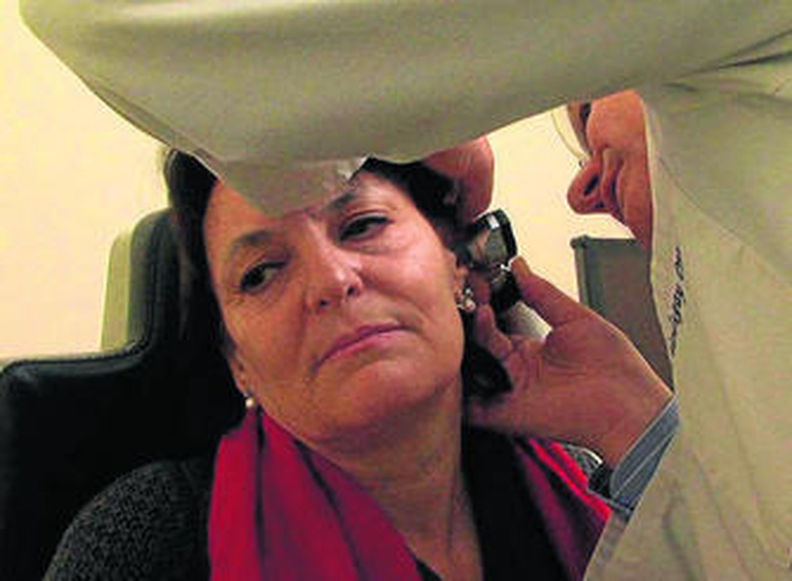 Fotograma del documental, cuando Rosa Figueras acude a una revisión.