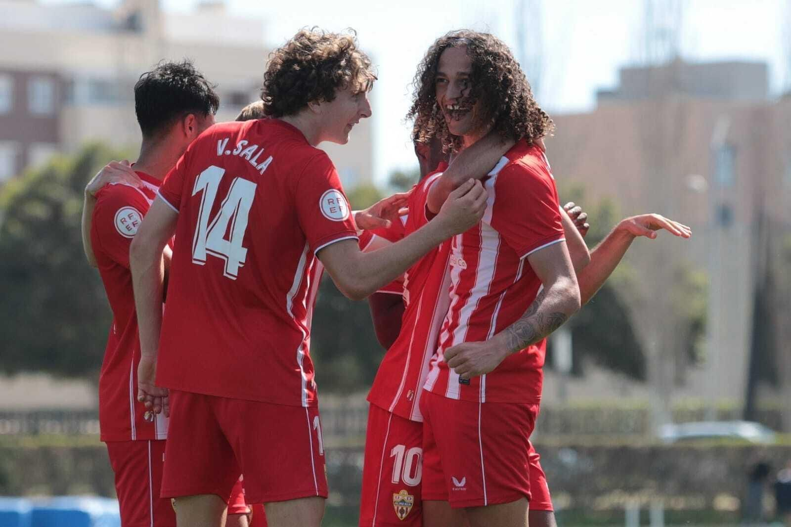 Avelino celebra uno de sus tantos contra el Huétor Tájar en el Anexo.