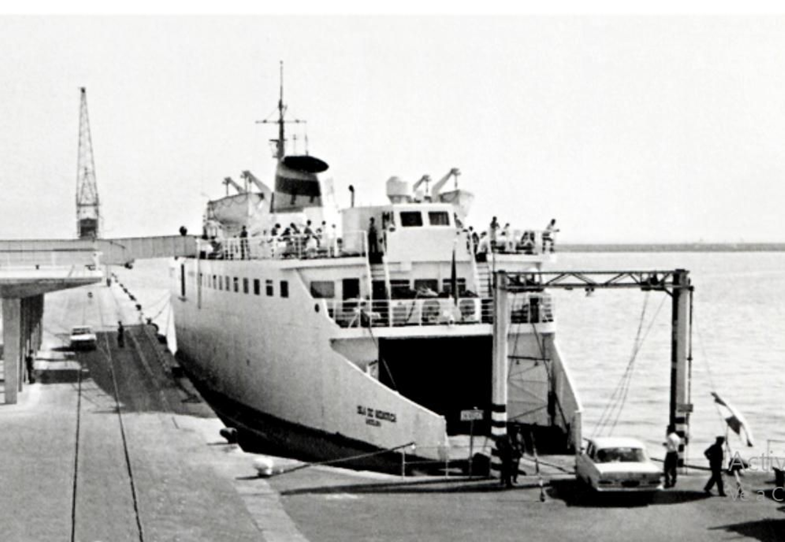 El Isla de Menorca atracado en el puerto de Algeciras hacia el año 1973.