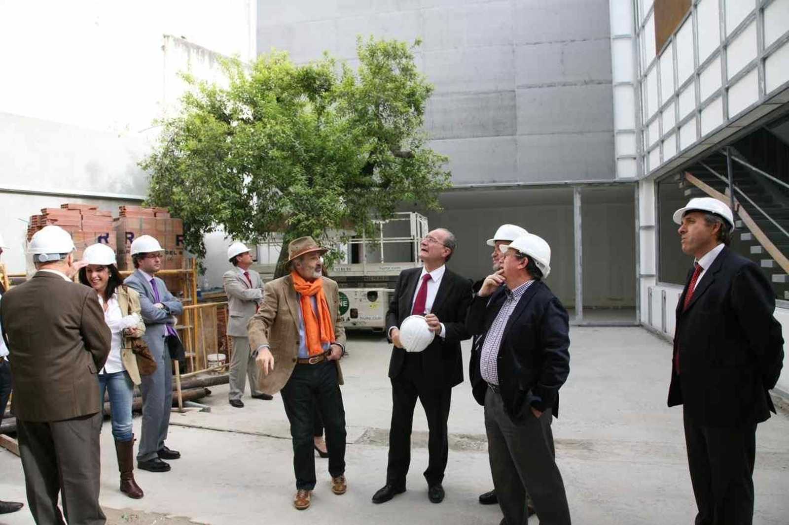 Una visita del alcalde, Francisco de la Torre, a las obras de ampliación del centro.