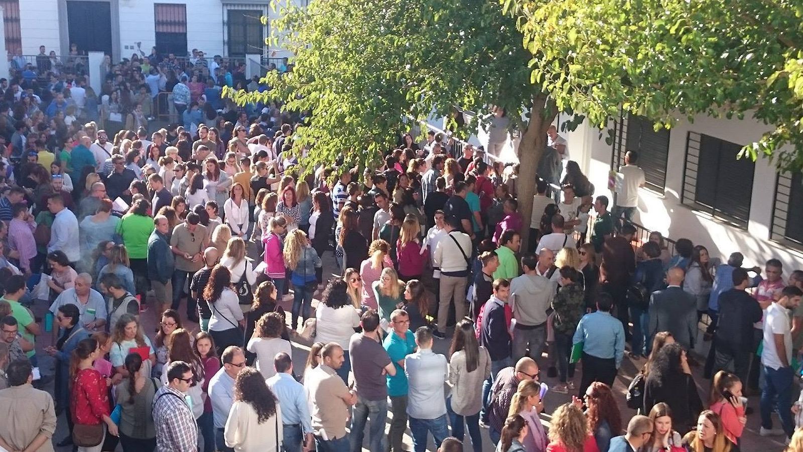 El Centro de Adultos de Chipiona, abarrotado de desempleados en la jornada de ayer.