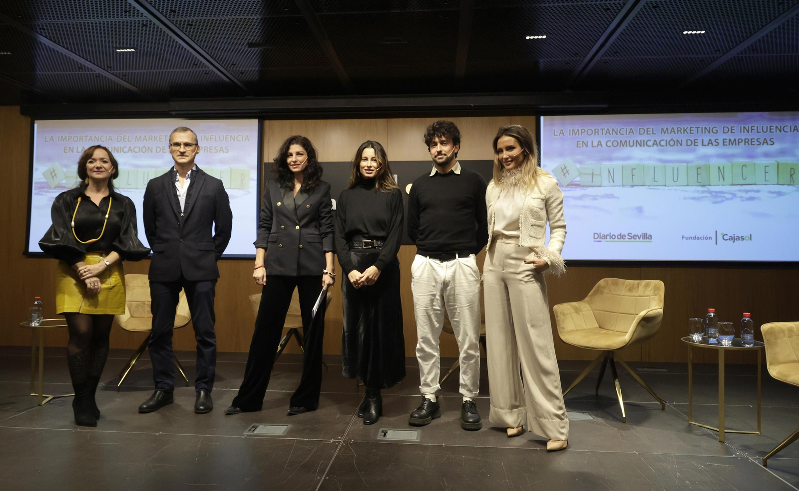 Foto de grupo, antes comenzar la jornada, con Magdalena Trillo, Juan Foronda, Rocío Peralta, María Valdés, Fer Claro y Karen Bonmatí.