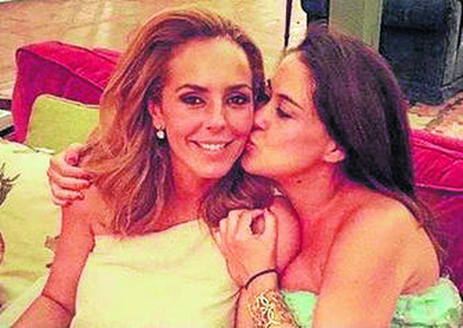 De hombro asimétrico, así era uno de los vestidos de Rocío.