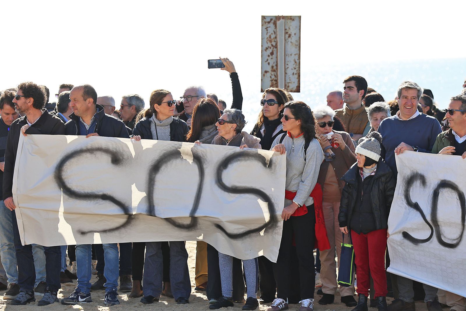 Fotografías de la concentración de los vecinos de Matalascañas tras los destrozos del paseo marítimo