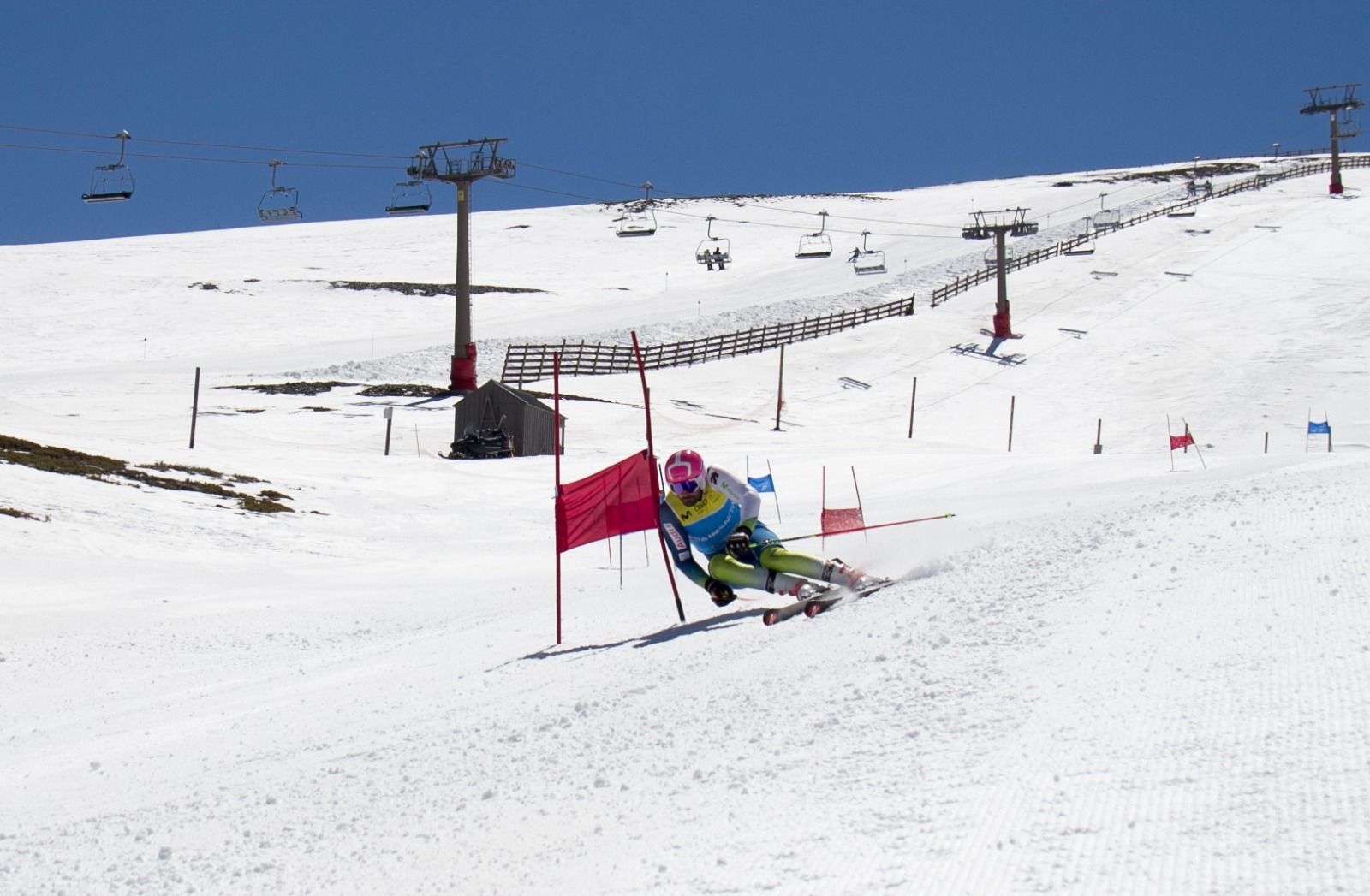 Un miembro del equipo nacional, en una bajada en Sierra Nevada