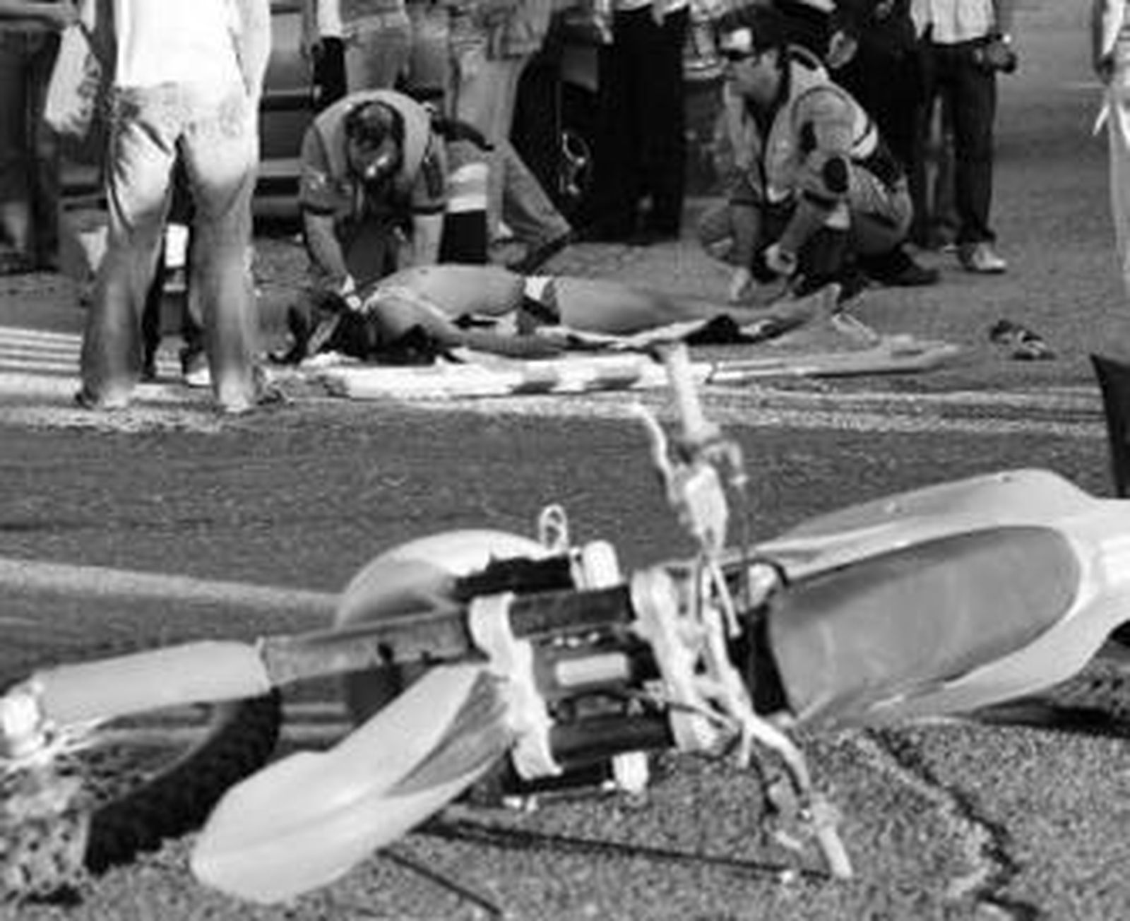 Uno de los heridos es atendido, ayer, en el lugar del siniestro.