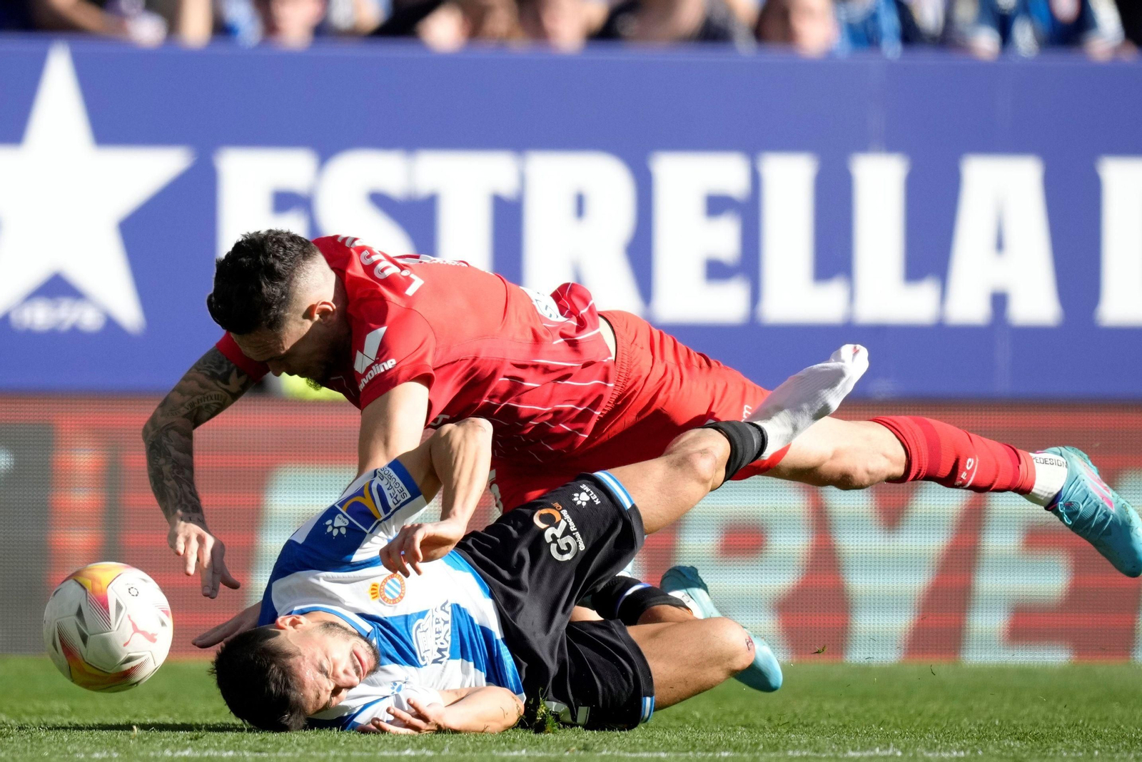 Ocampos cae sobre Óscar Gil en la acción en la que el argentino fue amonestado.